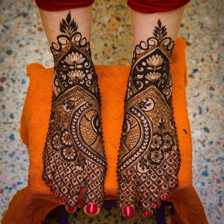 feet mehndi artist