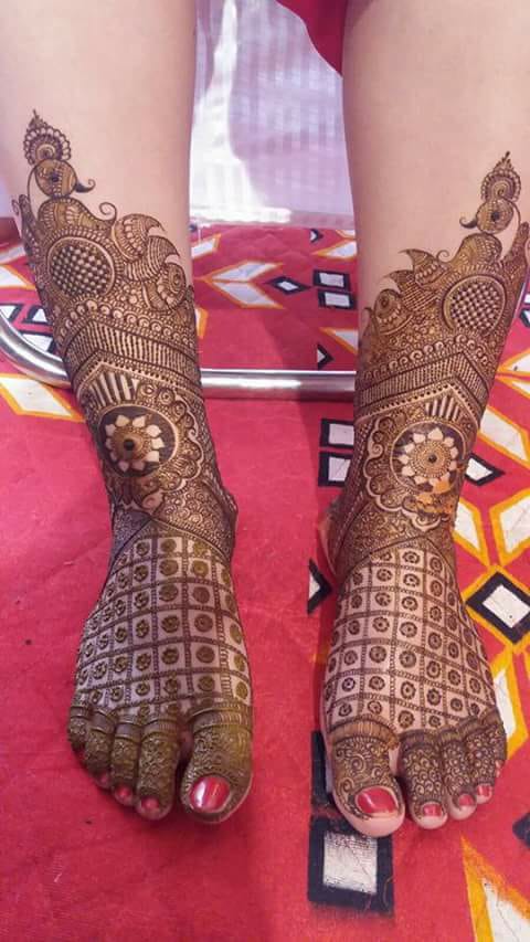 feet mehndi designer